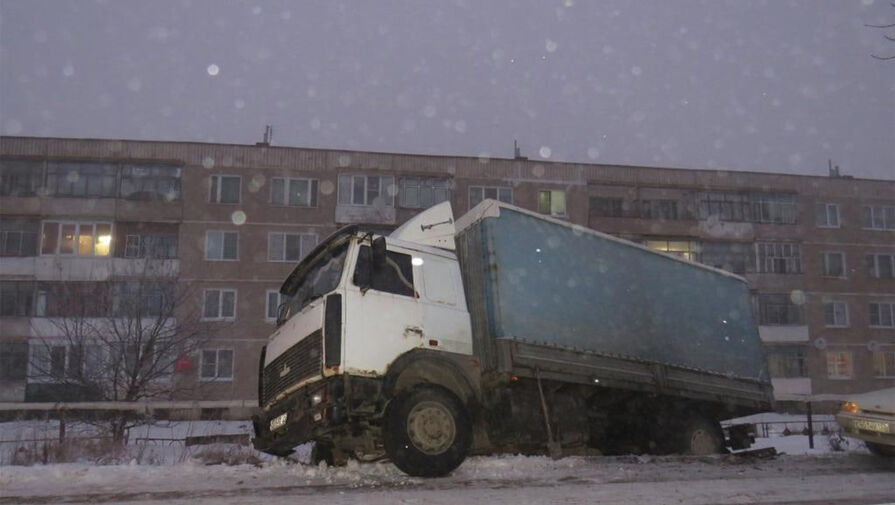 В Алматы грузовик провалился в дыру на дороге