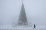 Местная жительница проходит у новогодней инсталляции в Якутске, 13 декабря 2022 года