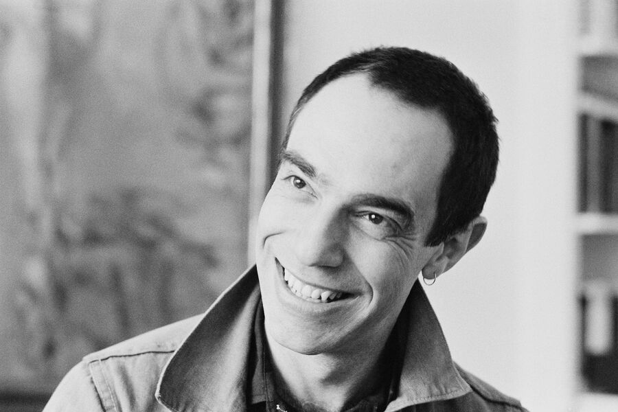 <b>Дерек Джармен (31 января 1942&nbsp;года &mdash; 19&nbsp;февраля 1994&nbsp;года)</b><br><br>
У&nbsp;британского художника и режиссера-авангардиста ВИЧ выявили в&nbsp;1986 году &mdash; и он сразу же стал открыто говорить об этом. Свой опыт жизни с&nbsp;ВИЧ, который быстро развился в&nbsp;СПИД, он отражал в&nbsp;своих живописных работах и фильмах: в&nbsp;галерее «Тейт» сегодня можно увидеть работу Дерека Джармена, в&nbsp;которой крупные мазки краски энергично разбросаны по&nbsp;холсту. «Я хочу высвободить гнев, который чувствует каждый, у&nbsp;кого ВИЧ», &mdash; объяснял Джармен. В&nbsp;кино в&nbsp;1993 году он запечатлел постепенную потерю зрения из-за СПИДа в&nbsp;картине «Синий».<br><br>
После постановки диагноза и почти до&nbsp;конца жизни режиссер, открывший для&nbsp;кино талант Тильды Суинтон (она снялась в&nbsp;его картинах «Караваджо», «На Англию прощальный взгляд», «Эдвард II»), прожил в&nbsp;домике в&nbsp;графстве Кент возле атомной электростанции &mdash; там он разбил сад, вошедший даже в&nbsp;некоторые книги о&nbsp;ландшафтном дизайне. В&nbsp;1993-м он успел показать свою картину «Синий» на&nbsp;Венецианской биеннале. Скончался он в&nbsp;Лондоне в&nbsp;начале 1994-го.