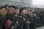 В столице Северной Кореи Пхеньяне в среду прошел первый день похорон лидера страны Ким Чен Ира, их в прямом эфире показывали мировые телеканалы. Ким Чен Ир умер от инфаркта 17 декабря. Уже неделю в Пхеньяне приспущены все флаги.