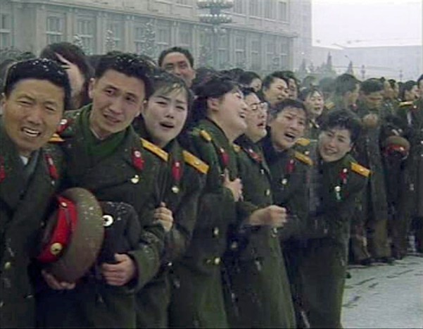 В&nbsp;столице Северной Кореи Пхеньяне в&nbsp;среду прошел первый день похорон лидера страны Ким Чен Ира, их в&nbsp;прямом эфире показывали мировые телеканалы. Ким Чен Ир умер от инфаркта 17&nbsp;декабря. Уже неделю в&nbsp;Пхеньяне приспущены все флаги.