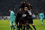 Игроки «Байера» поздравляют Кадлеца, который восстановил паритет — 1:1