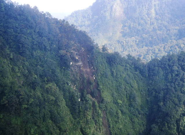  Место падения лайнера было обнаружено с&nbsp;вертолета, облетавшего гору Салак.
