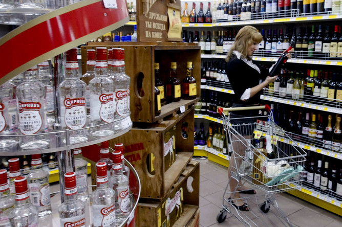 За продажу алкоголя лицам, не достигшим 21 года, предлагается лишать лицензии на розничную продажу алкоголя