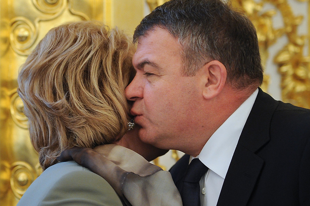 Спикер Совета Федерации РФ Валентина Матвиенко и Анатолий Сердюков на торжественном приеме в честь выпускников военных академий и университетов в Кремле (2012 г.)