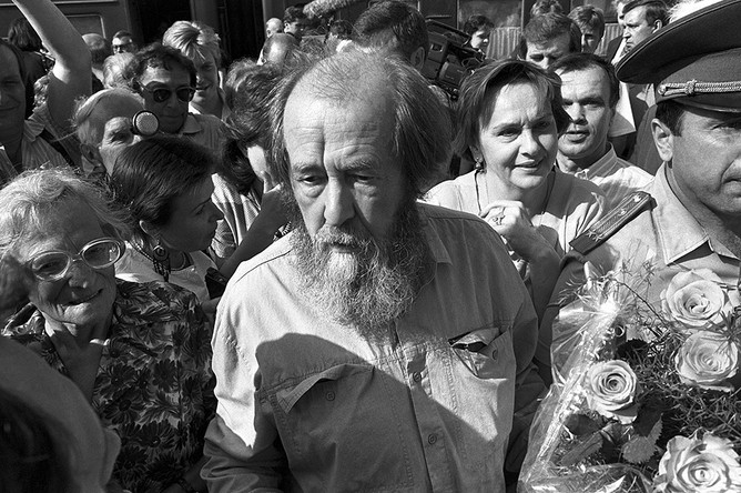 Триумфальное возвращение Солженицына в Россию после десятилетий изгнания