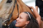 Перес обнимает лошадь во время сенсорного шоу для слепых
