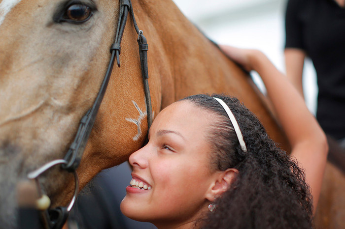 Перес обнимает лошадь во время сенсорного шоу для&nbsp;слепых