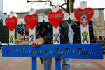 Самодельный мемориал жертвам теракта на Бостонском марафоне