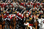 В этом году в параде приняли участие более 3,7 тыс. солдат, 50 самолетов и вертолетов, 280 единиц военной техники и 240 лошадей. Перед началом парада к присутствующим обратился президент Франции Франсуа Олланд