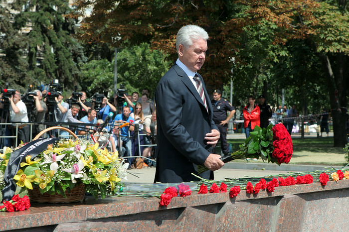 Мэр Москвы Сергей Собянин возложил цветы возле входа на&nbsp;станцию метро &laquo;Парк Победы&raquo;