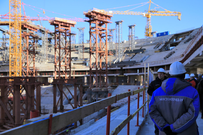 В Санкт-Петербурге работы по строительству стадиона идут полным ходом, но еще далеки до завершения