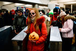 Участники 4-го традиционного Зомби-парада в канун Хеллоуина в метрополитене Новосибирска