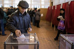 Луганск. Житель города во время голосования на выборах главы ЛНР и депутатов народного совета республики на избирательном участке
