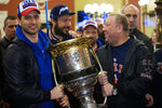 Игроки СКА держат в руках Кубок Гагарина в терминале Пулково-2 в Санкт-Петербурге