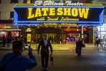 Поклонники фотографируются на фоне афиши у здания театра Эда Салливана, где проходят съемки шоу Дэвида Леттермана