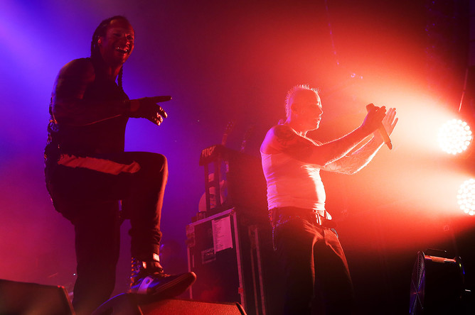 Вокалисты британской группы The Prodigy Максим Реалити и Кит Флинт (слева направо) во время выступления в клубе Stadium Live в Москве