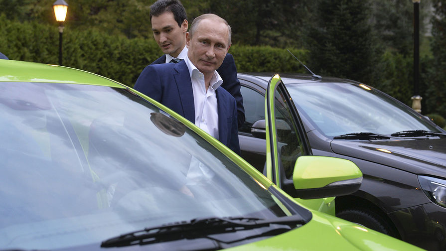 Владимир Путин садится за&nbsp;руль новой модели &laquo;АвтоВАЗа&raquo; &mdash; Lada Vesta