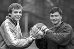 Вратари Евгений Плотников (слева) и Сергей Овчинников, 1994 год.