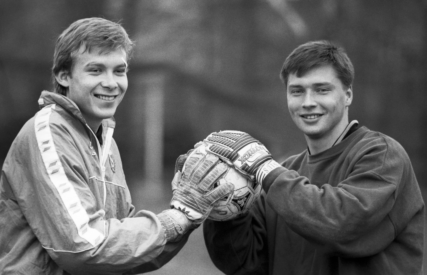 Вратари Евгений Плотников (слева) и Сергей Овчинников, 1994 год.