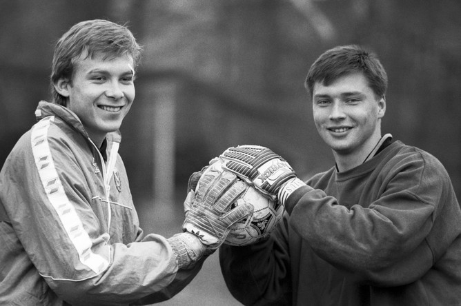 Вратари Евгений Плотников (слева) и Сергей Овчинников, 1994 год.