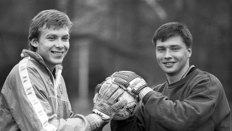 Вратари Евгений Плотников (слева) и Сергей Овчинников, 1994&nbsp;год.
