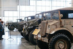Посетители осматривают экспонаты международной выставки исторической военной техники «Моторы войны» в МВЦ «Крокус Экспо» в Москве