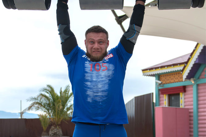 Спортсмен Никита Орлов во время соревнований по силовому экстриму Sochi Strong 2016 в «Сочи Парке»
