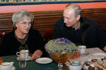 Владимир Путин поздравляет с юбилеем Алису Фрейндлих, 2009 год 