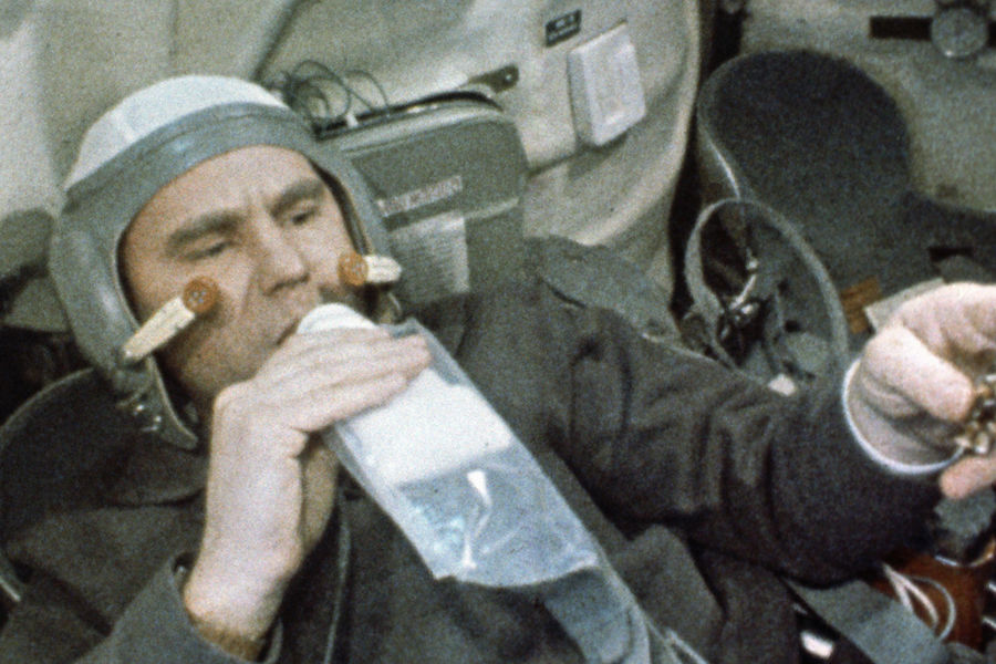 Командир космического корабля &laquo;Союз-4&raquo; Владимир Шаталов во время полета, 1969 год