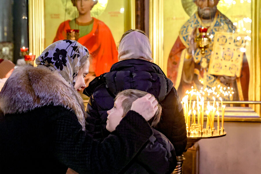 Прихожане во время праздничного богослужения по&nbsp;случаю Рождества Христова в&nbsp;Казанском кафедральном соборе, Санкт-Петербург, 7&nbsp;января 2025&nbsp;года