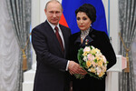 Президент России Владимир Путин и президент Всероссийской федерации художественной гимнастики Ирина Винер-Усманова во время церемонии вручения в Кремле медалей «Герой Труда Российской Федерации», 2015 год