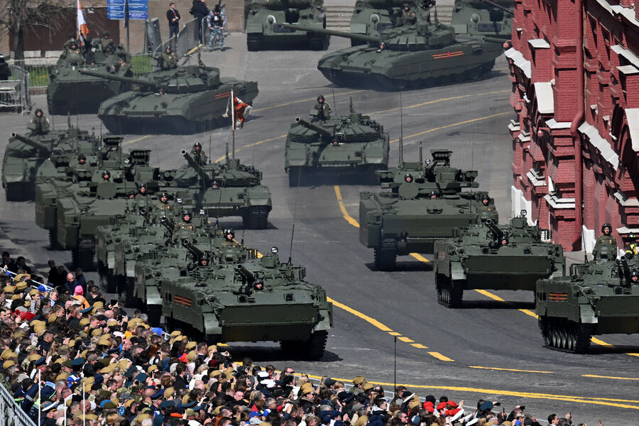 Боевые машины пехоты БМП-3 на&nbsp;Красной площади в&nbsp;Москве перед&nbsp;началом военного парада, посвященного 80-летию Победы в&nbsp;Великой Отечественной войне, 09&nbsp;мая 2025&nbsp;года