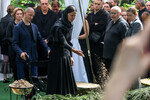 Полина Корнеева (Копылова) на церемонии захоронения бывшего министра транспорта РФ Романа Старовойта на Смоленском кладбище в Санкт-Петербурге, 11 июля 2025 года 