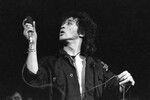 Лидер рок-группы «Кино» Виктор Цой во время выступления на арт-рок параде, посвященном выходу фильма режиссера Сергея Соловьева «Асса», 1988 год