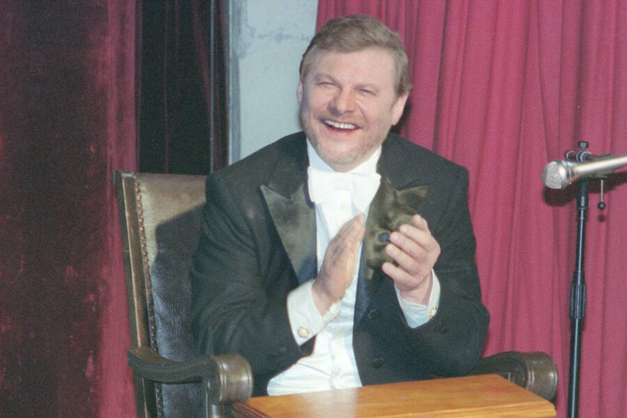 <b>Виталий Соломин, скончался в 60 лет</b>
<br><br>
Врачи пытались спасти Соломина, но поражение мозга было слишком обширным. Он впал в кому и ушел из жизни 27 мая 2002 года в возрасте 60 лет. Позже выяснилось, что актер страдал гипертонией, но об этом не знали даже в театре. Лишь незадолго до удара он признался коллеге, что у него подскочило давление, и попросил продолжить работу завтра.