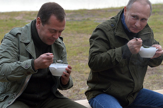 Премьер-министр России Дмитрий Медведев и президент Владимир Путин во время отдыха на берегу озера Ильмень, 2016 год