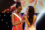 Мисс Кения принимает поздравления от мисс США после выхода в финал конкурса