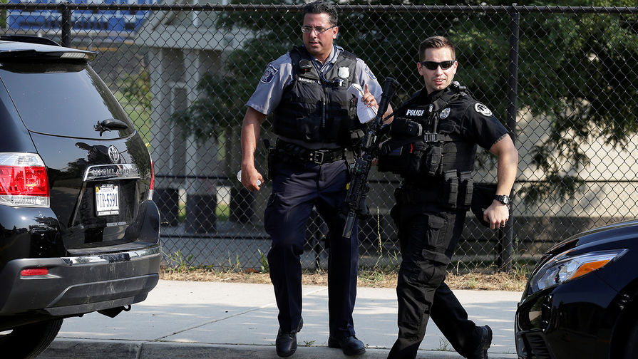 Сотрудники полиции на&nbsp;месте стрельбы в&nbsp;Александрии, штат Вирджиния, США