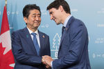 Премьер-министр Японии Синдзо Абэ и премьер-министр Канады Джастин Трюдо во время саммита G7 в Квебеке, 8 июня 2018 года