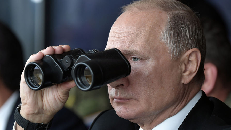 Президент России Владимир Путин на полигоне «Донгуз», где проходит основной этап стратегического командно-штабного учения «Центр-2019», 19 сентября 2019 года