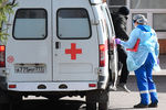 Пациент покидает автомобиль скорой помощи у здания Федерального клинического центра высоких медицинских технологий ФМБА в Химках