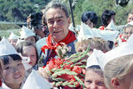 Леонид Брежнев среди пионеров Алма-Аты, 1973 год