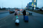 Люди с чемоданами на одной из улиц в Киеве, 24 февраля 2022 года