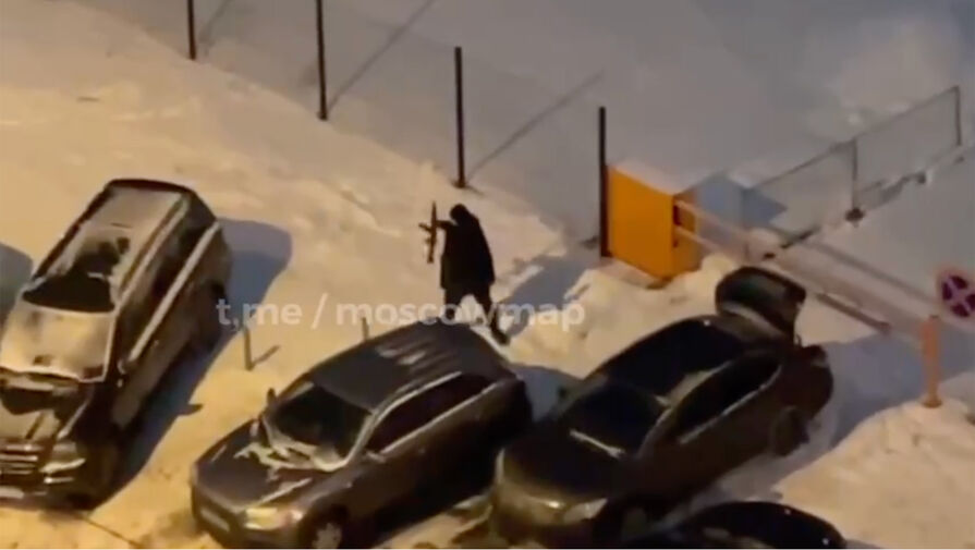 В Химках мужчина гулял по парковке с автоматом