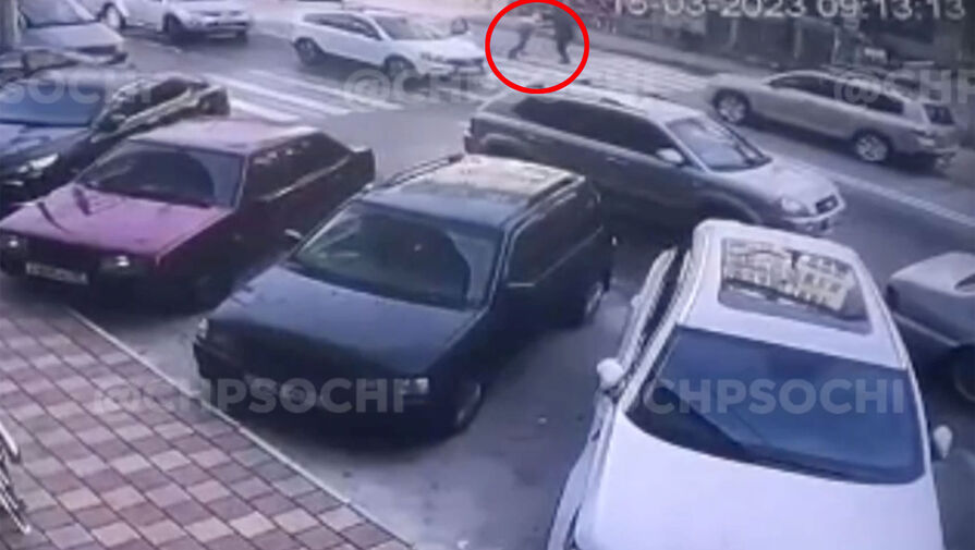 В Сочи пешеход чуть не попал под колеса автомобиля и был избит его водителем