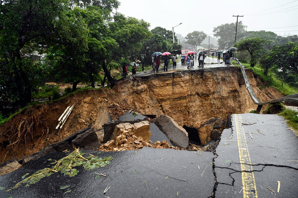 Дорога, соединяющая два города Блантайр и Лилонгве, повреждена после проливных дождей, вызванных тропическим циклоном Фредди в&nbsp;Блантайре, Малави, 14&nbsp;марта 2023&nbsp;года