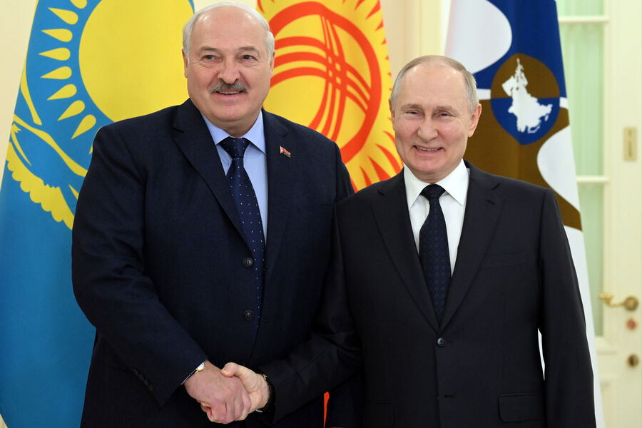 Владимир Путин и президент Белоруссии Александр Лукашенко во время саммита ЕАЭС, 25 декабря 2023 года