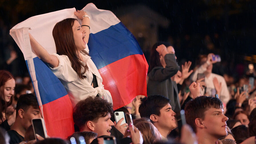 Картаполов заявил, что россиян нужно наказывать за неуважение к гимну и флагу
