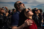 Жители Нью-Йорка наблюдают процесс солнечного затмения, США, 8 апреля 2024 года